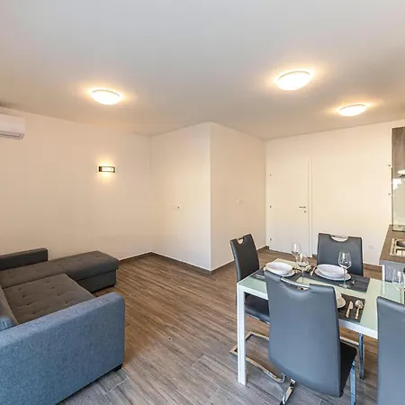 1 Bedroom Beautiful In Seget Donji Trogir