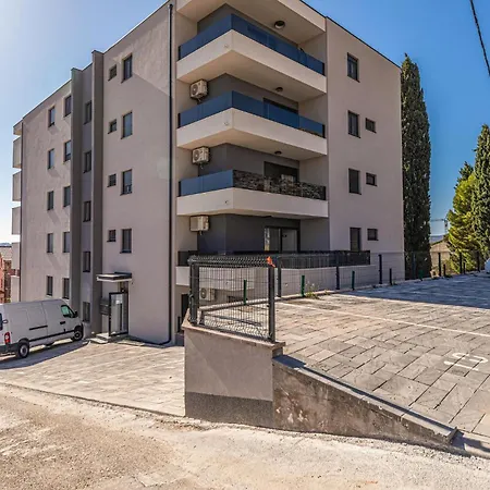 Apartment 1 Bedroom Beautiful In Seget Donji