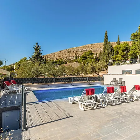 1 Bedroom Beautiful In Seget Donji Apartment Trogir