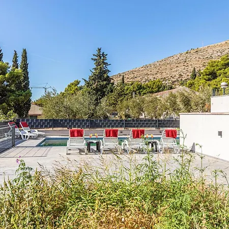 1 Bedroom Beautiful In Seget Donji דירה